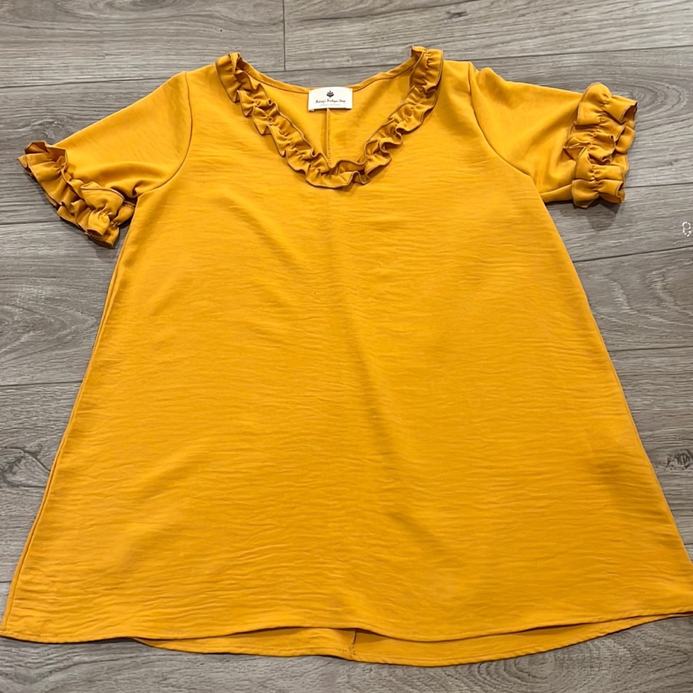 Betsey’s Boutique Shop blouse. Size small. Never worn!